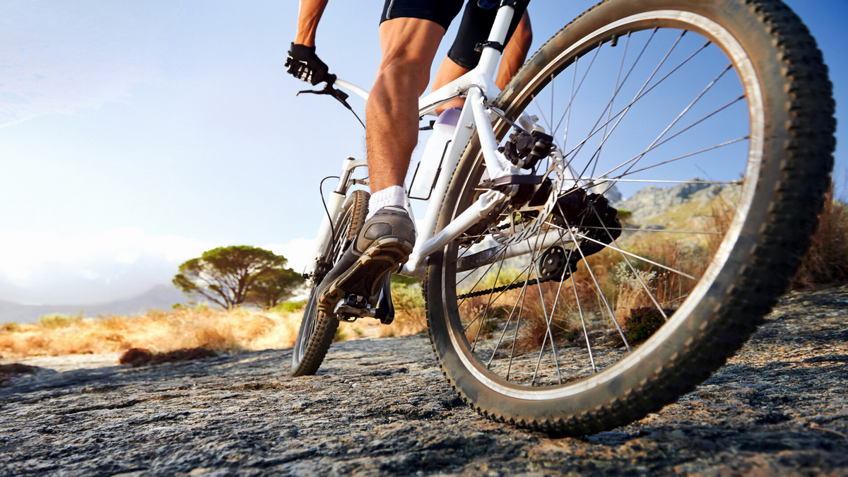 What are the Core Devices and Market Challenges of Electric Bicycles?